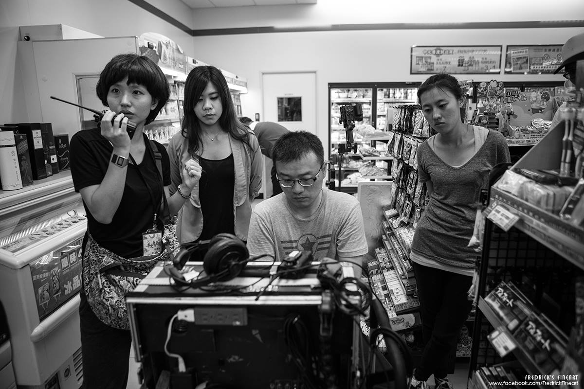 颱風夜坐鎮超商是合理的全民共識(理應當搶糧搶水搶泡麵....),不過這廝俞文也太激動吧? 颱風夜坐鎮超商是合理的全民共識(理應當搶糧搶水搶泡麵....),不過這廝俞文也太激動吧?