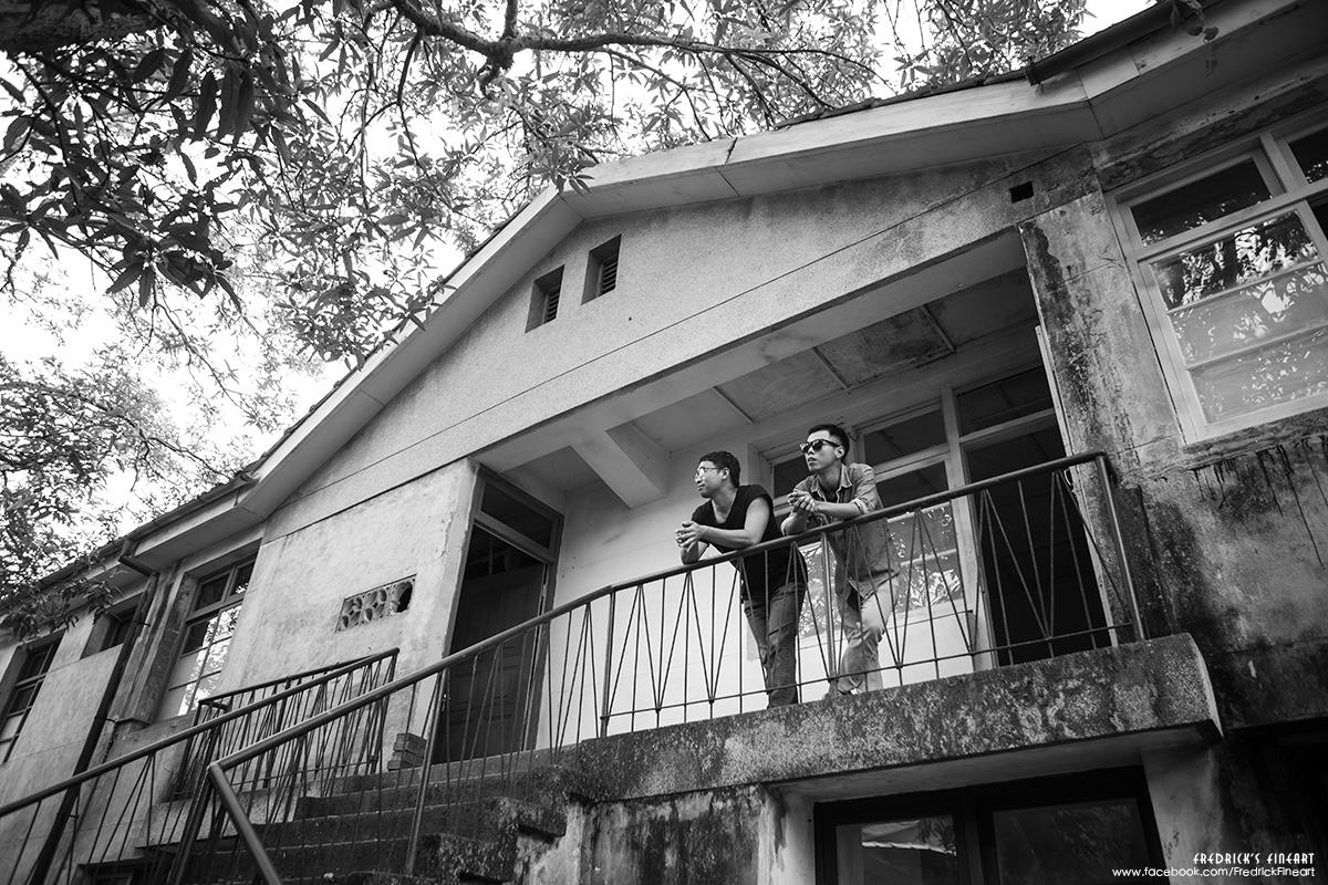 托颱風戲謔東台灣的福,操到半條命的破風劇組難得休假,幾位在破風中的風中夥伴順道來探班,在原場景拍拍劇照有FU吧! 托颱風戲謔東台灣的福,操到半條命的破風劇組難得休假,幾位在破風中的風中夥伴順道來探班,在原場景拍拍劇照有FU吧!