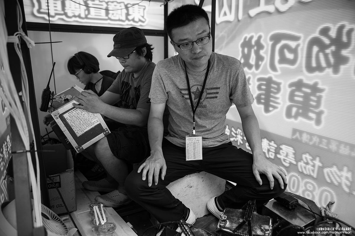 香灰拍攝Day2,將導演與攝影師錄音師,全部關進"萬物可找、萬事美好"裡頭....。 香灰拍攝Day2,將導演與攝影師錄音師,全部關進"萬物可找、萬事美好"裡頭....。