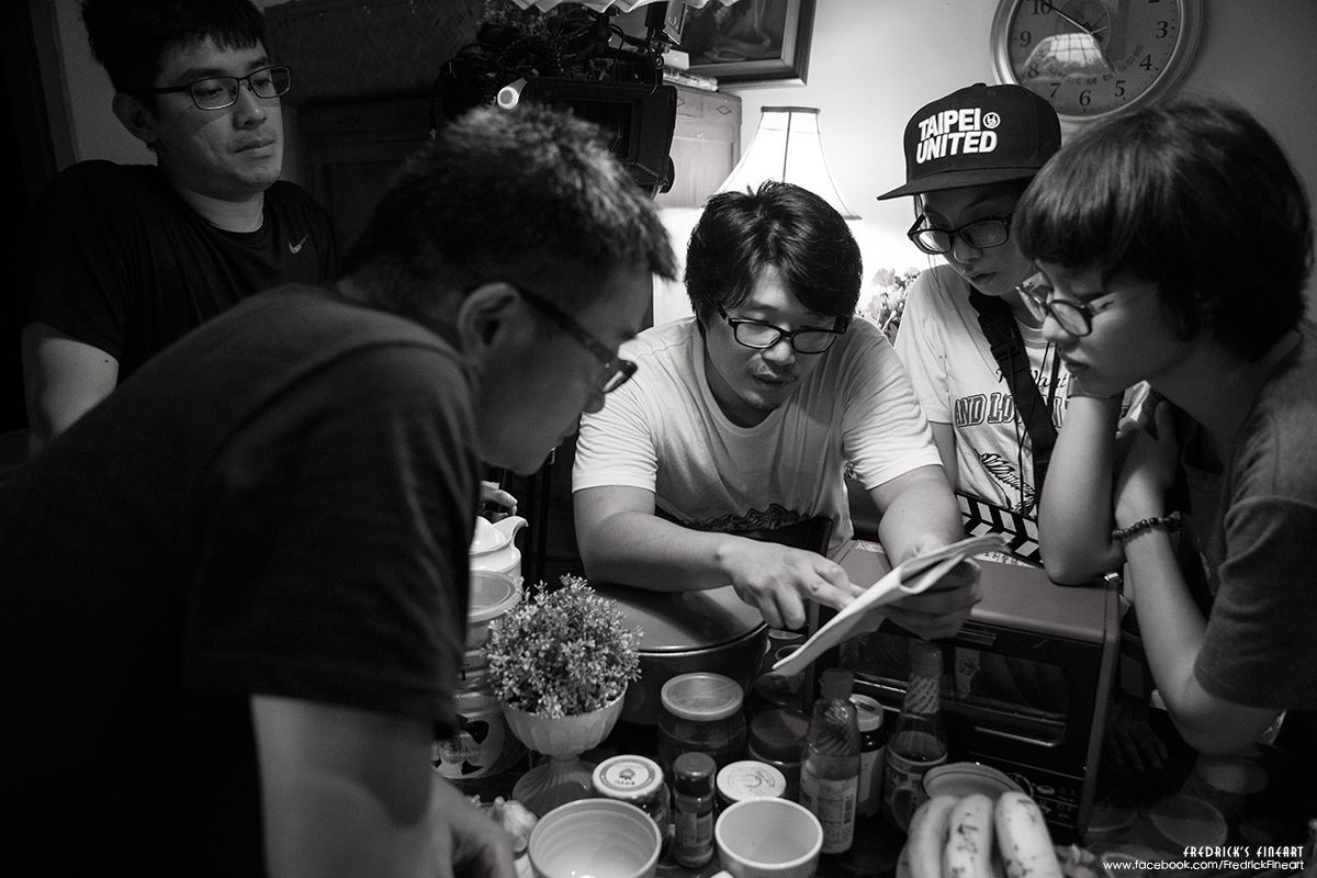 一群眼鏡仔的圓桌會議。(拍攝前李鳴已經把所有分鏡走位動線圖都話好好了) 一群眼鏡仔的圓桌會議。(拍攝前李鳴已經把所有分鏡走位動線圖都話好好了)