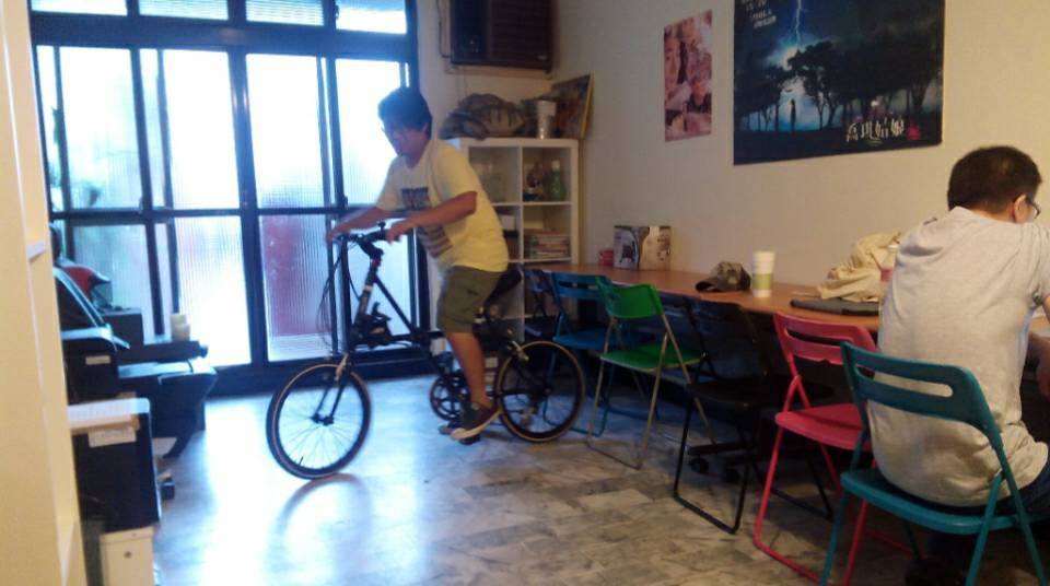 李鳴(攝影師) : 我要去seven, 有人要買喝的嗎? 莊景燊(導演) : 不要吵我, 我要思考 思考! 李鳴(攝影師) : 喔! (翻白眼OS :靠! 沒什