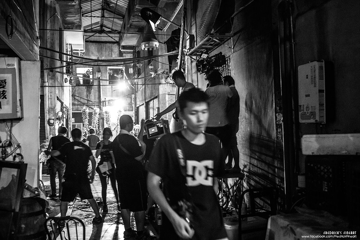 窄巷內汗不停國,夜半終於收工。 窄巷內汗不停國,夜半終於收工。