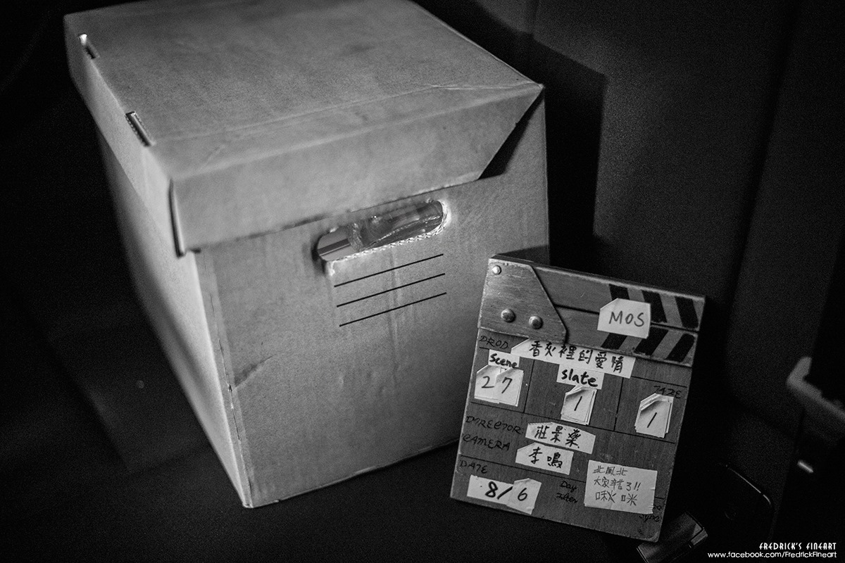 又是一天近20小時堅持,《香灰裡的愛情》殺青了!(沒想到最後一顆鏡頭居然是這只箱子......) 兩個多禮拜來與安澤老朋友們一起玩一起創作的作品,在分不清第幾個缺氧的某個清晨宣告終止了,有些喜悅有些非現實有些淡淡不捨......。 又是一天近20小時堅持,《香灰裡的愛情》殺青了!(沒想到最後一顆鏡頭居然是這只箱子......) 兩個多禮拜來與安澤老朋友們一起玩一起創作的作品,在分不清第幾個