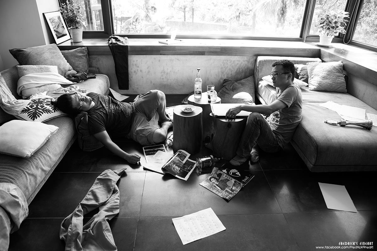 殺青日一早,導演與攝影師呈現的狀態.......。ps.希望明天日出前能順利殺青(咬牙) 殺青日一早,導演與攝影師呈現的狀態.......。ps.希望明天日出前能順利殺青(咬牙)