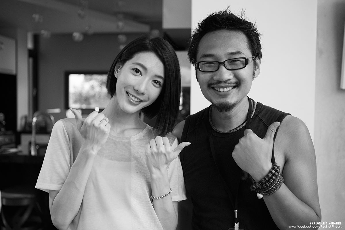 香灰依舊在每日拍不完的趕工堅持著,倒數Day2戲裡戲外的某偶像女神殺青了! 香灰依舊在每日拍不完的趕工堅持著,倒數Day2戲裡戲外的某偶像女神殺青了!