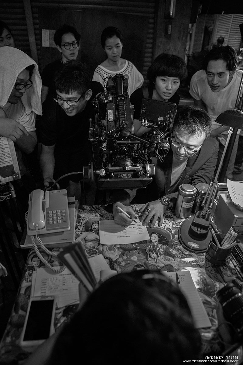 有些事情還是導演親自上場比較快搞定...例如熟男大叔的字跡手替.......... 有些事情還是導演親自上場比較快搞定...例如熟男大叔的字跡手替..........