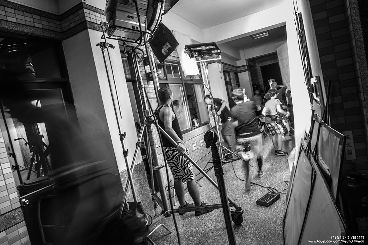 日戲夜拍到底是誰發明的燈法?很厲害...但希望每天都能順利日戲就日拍完 日戲夜拍到底是誰發明的燈法?很厲害...但希望每天都能順利日戲就日拍完