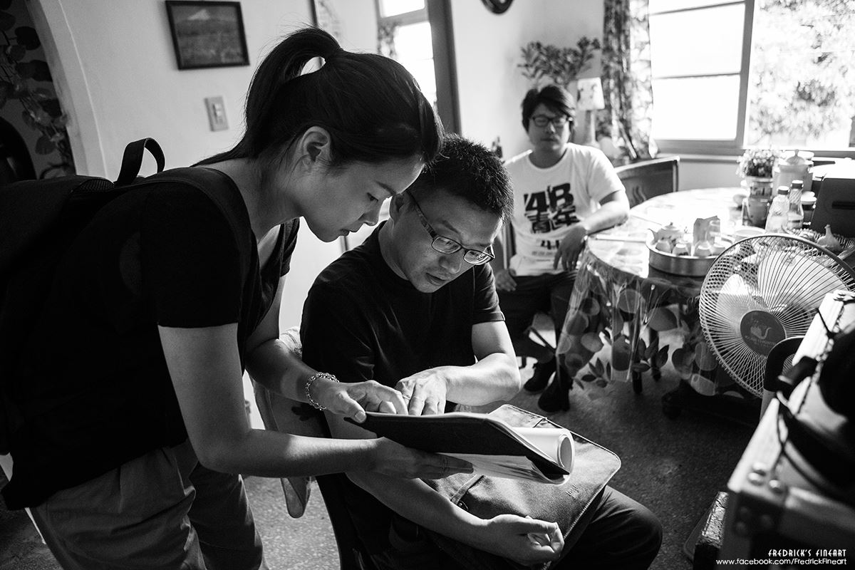 安澤的編導夫妻鶼鰈情深與攝影師老闆一旁監督方面.... 安澤的編導夫妻鶼鰈情深與攝影師老闆一旁監督方面....