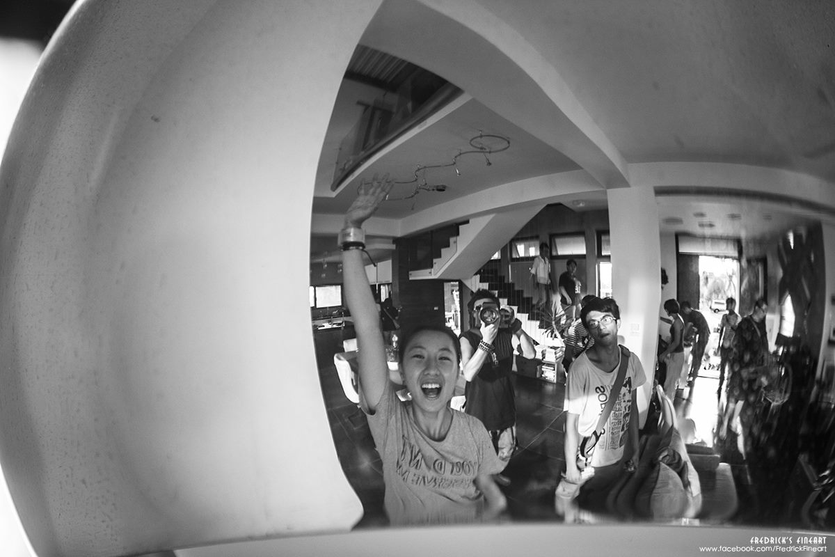 全角度反射讓劇組頭痛的掛燈,其實是自拍神器來著...看我們家空姐多HIGH...... 全角度反射讓劇組頭痛的掛燈,其實是自拍神器來著...看我們家空姐多HIGH......