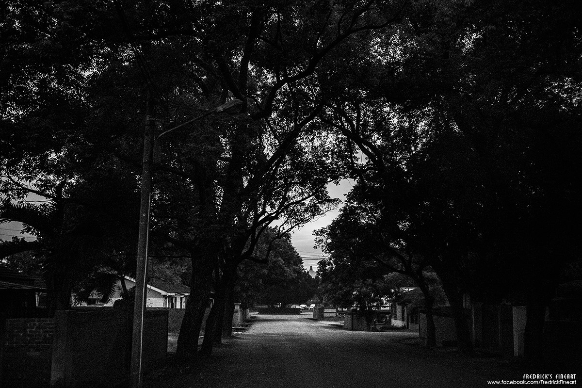 昨日風雨前的寧靜,還記得那是片沈默的紅。 昨日風雨前的寧靜,還記得那是片沈默的紅。