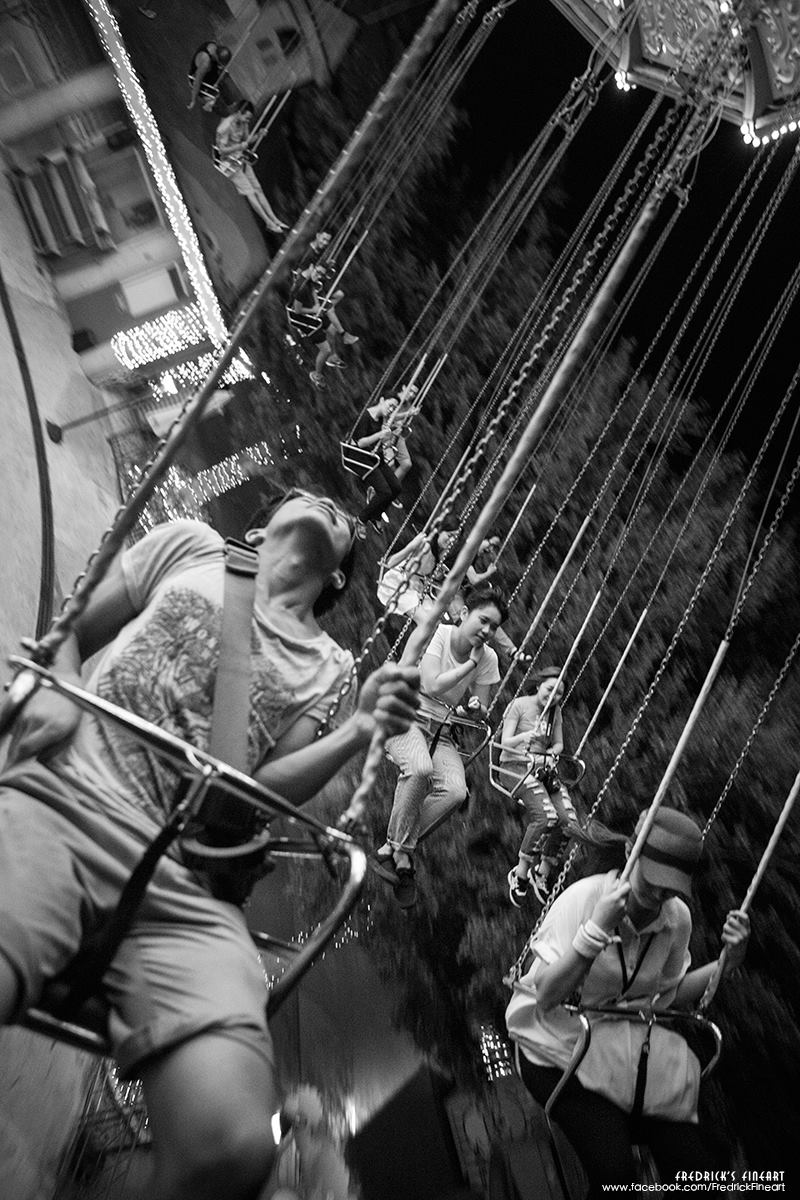 二十多小時然後收工,瘋狂模式到完全沒電狀態,最後在互道七夕情人節快樂下收工.......(這旋轉椅一點都不好玩!轉兩圈就快吐了,更佩服演員在上頭轉不停的敬業態度) 二十多小時然後收工,瘋狂模式到完全沒電狀態,最後在互道七夕情人節快樂下收工.......(這旋轉椅一點都不好玩!轉兩圈就快吐了,更佩服演員在上頭轉不停的敬業態度