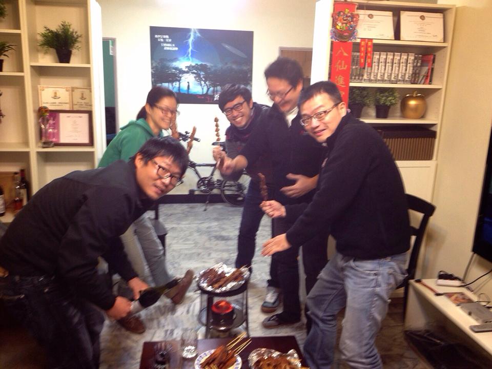 2013年是安澤映畫成立以來第一個完整年，很感謝這一年幫助我們公司的貴人們，2014年我們會更加努力，更加茁壯！ 祝大家新年快樂喔！！！