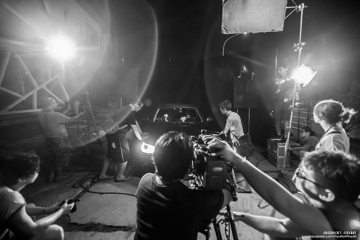 終於終於的最後一場,是要車震戲殺青來著?! 離天亮還有不到兩小時......祈禱不用再看到缺氧的日出......。 終於終於的最後一場,是要車震戲殺青來著?! 離天亮還有不到兩小時......祈禱不用再看到缺氧的日出......。