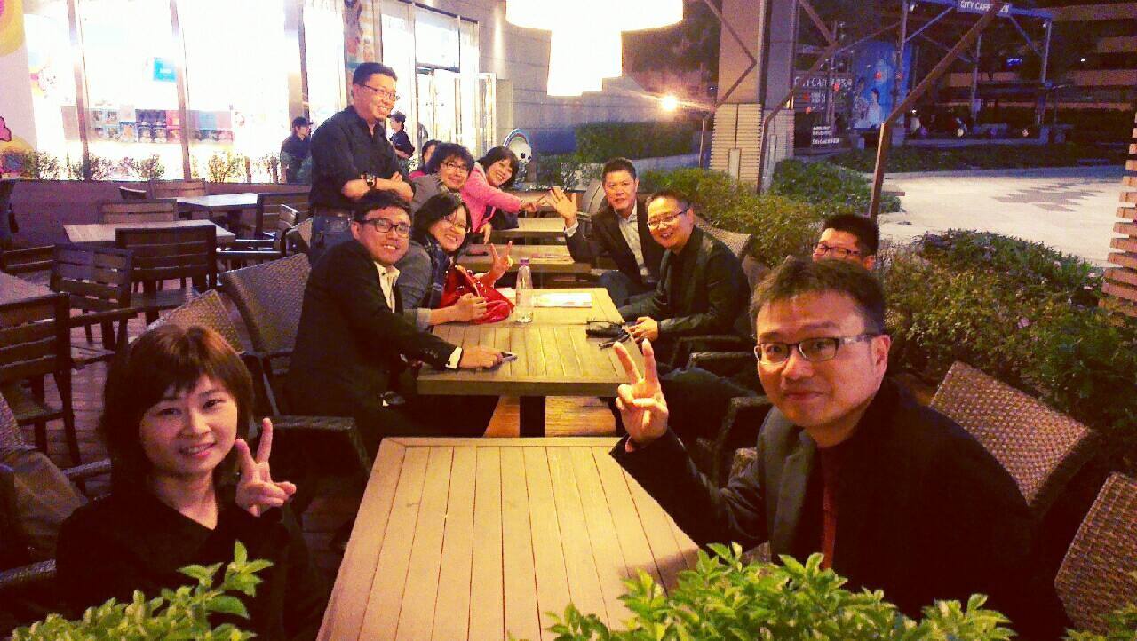 大家餓死了, 菜來了,但要等長官到才可以開動...只好來張大合照!