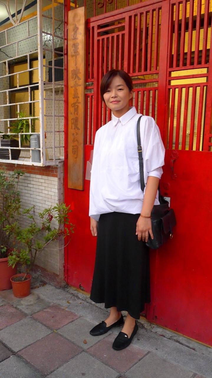 一張不夠, 在門口招牌旁再來一張