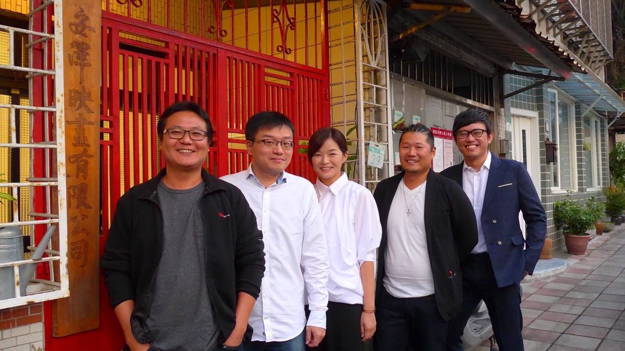 嗯...拍完這張後...製作人小燦一直笑, 到會場路上時還繼續笑...大家評評理, 到底有什麼好笑的呢