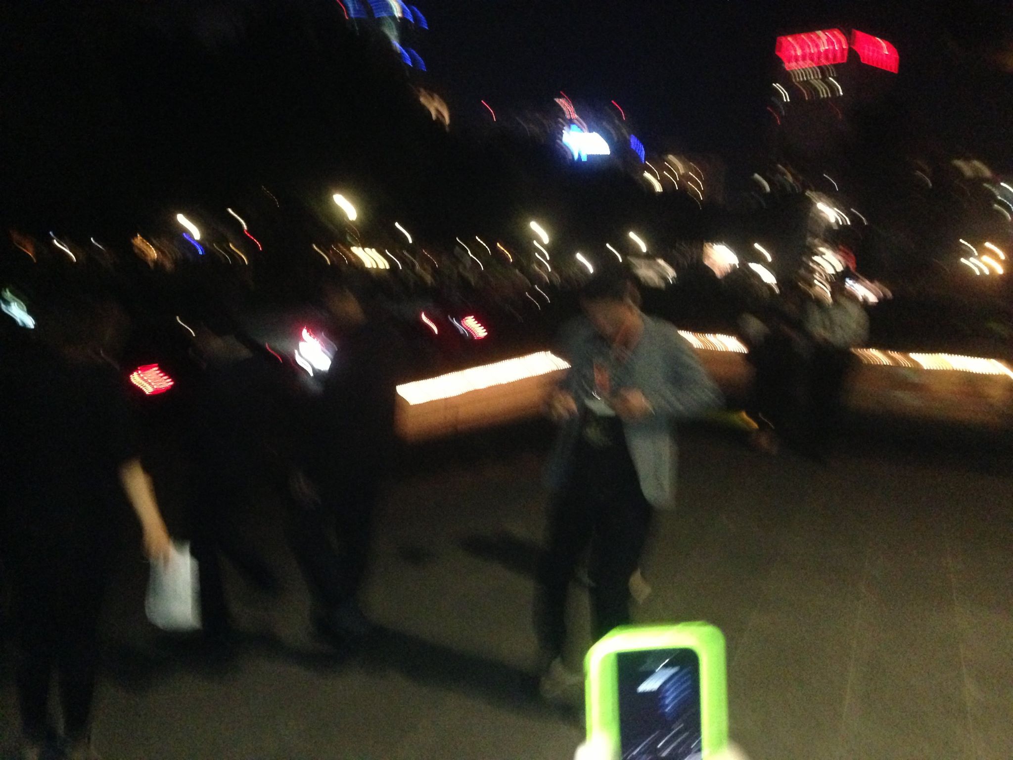 繼續晃...BENZ要來了喔...紅地毯就在前方了