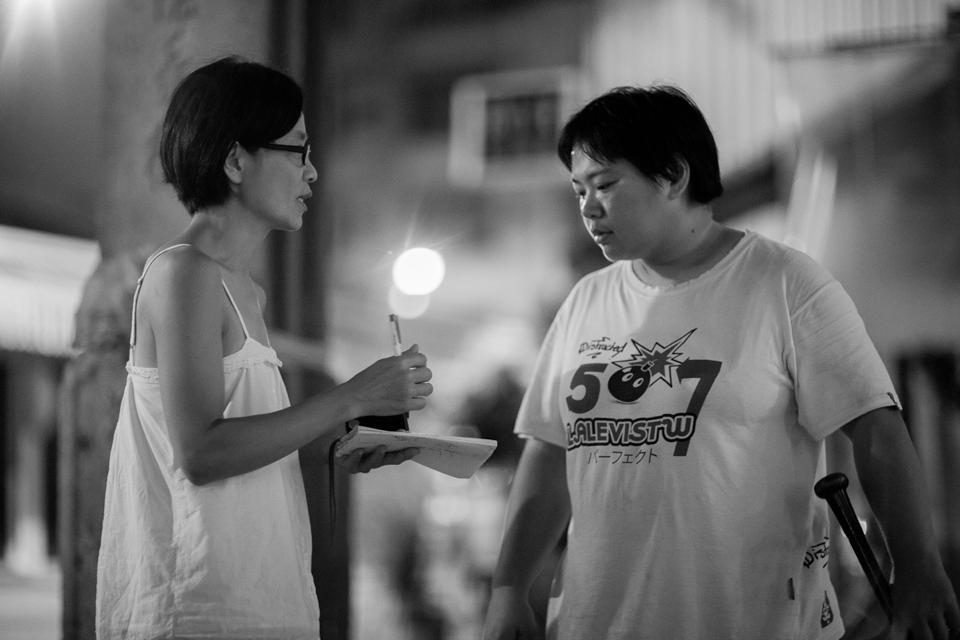 美術組，青每、靜宜，青每說台南是她第二個家，真的也十分感謝這裡，才得以讓她遇到很多熱心的長輩願意借我們道具！