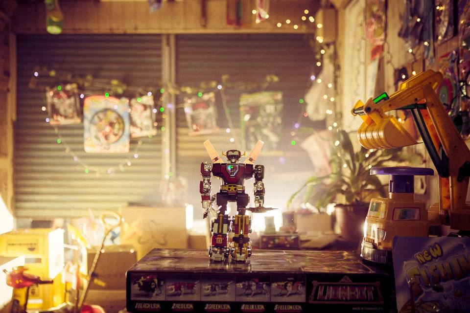 這隻金鋼戰士由五隻獅王合體而成,就像「仲夏夜府城」裡的工作人員一樣,唯有合體,才能發揮最強大的能量! 這隻金鋼戰士由五隻獅王合體而成,就像「仲夏夜府城」裡的工作人員一樣,唯有合體,才能發揮最強大的能量!