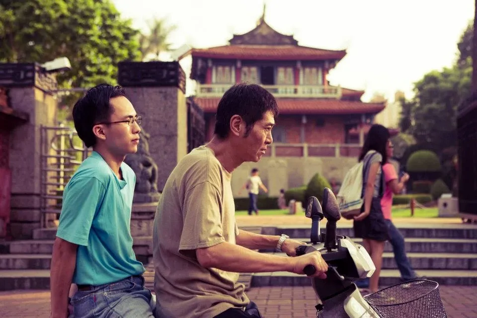 巫建和 飾 小南 ; 喜翔 飾 小南爸 在台南赤崁樓前